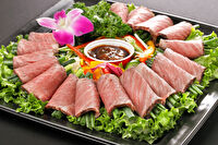 シュンナケータリング-黒毛和牛ローストビーフのあさつき巻き