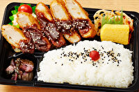バラエティ豊富な折箱弁当 旬菜 夢見草-豚カツ弁当
