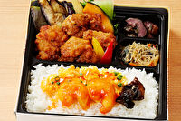 バラエティ豊富な折箱弁当 旬菜 夢見草-海老チリと鶏と茄子の麻辣ソース弁当