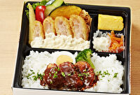 バラエティ豊富な折箱弁当 旬菜 夢見草-ロコモコとぷりぷり海老カツ弁当