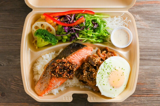 SOMY'S DELI-8種野菜のザクザクゴマ醤油サーモン＆焼肉弁当