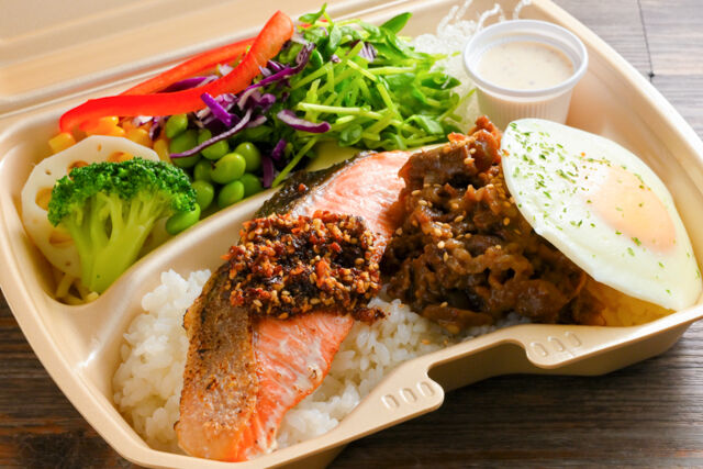 SOMY'S DELI-8種野菜のザクザクゴマ醤油サーモン＆焼肉弁当