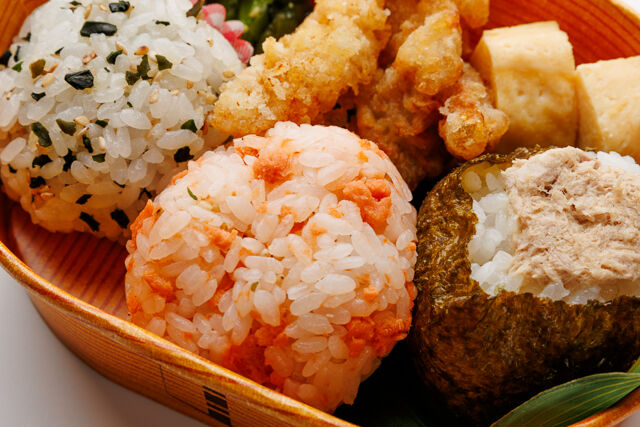 素材にこだわった手作り弁当 ひなた-お米がおいしい！おにぎり弁当（わかめ・鮭・ツナマヨ）