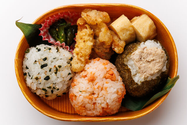 素材にこだわった手作り弁当 ひなた-お米がおいしい！おにぎり弁当（わかめ・鮭・ツナマヨ）