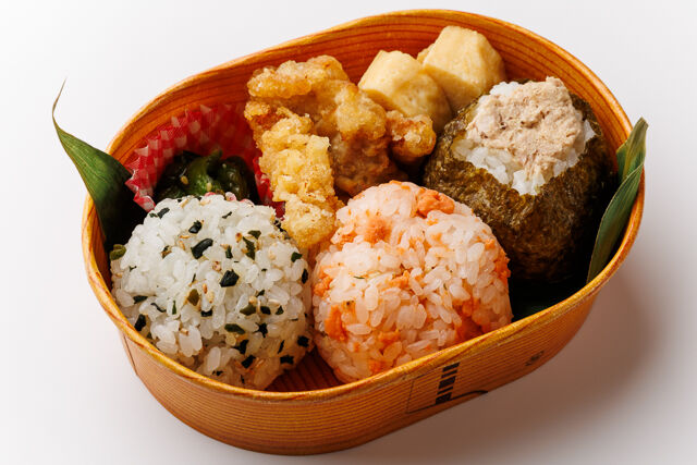 お米がおいしい！おにぎり弁当（わかめ・鮭・ツナマヨ）