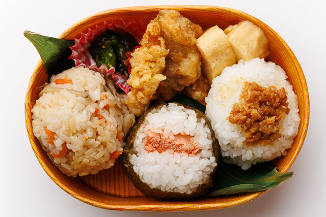 素材にこだわった手作り弁当 ひなた-お米がおいしい！おにぎり弁当（だしむすび・焼きたらこ・肉そぼろ）