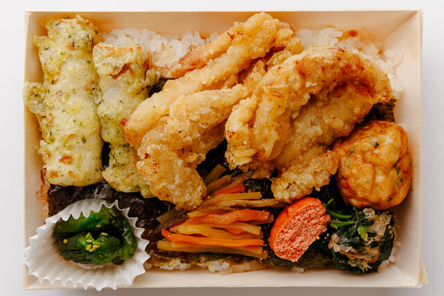 素材にこだわった手作り弁当 ひなた-特製塩からあげの海苔弁当