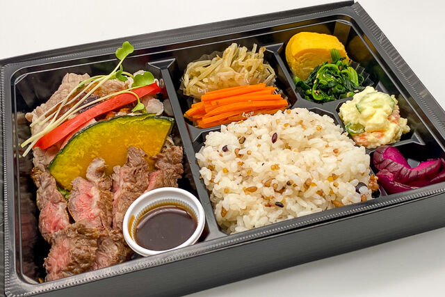 牛ロースステーキと豚しゃぶ弁当