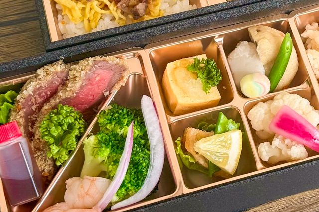 すき焼き うめの-【熨斗対応可】黒毛和牛のカツレツと特撰牛すき焼きの季節二段御膳