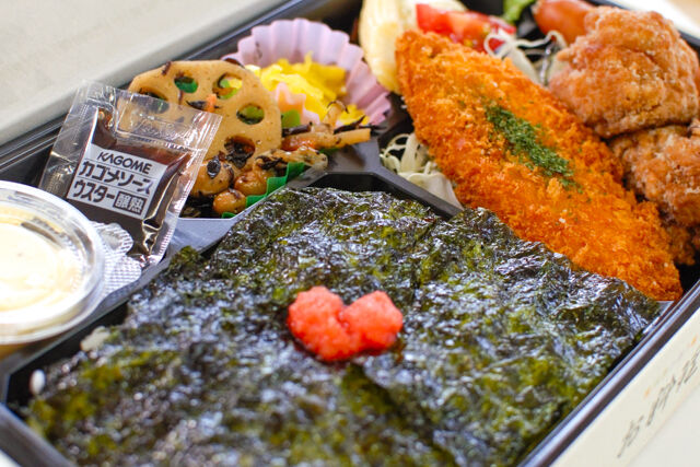 匠の料理庵ヴァルハラ-【千料箱】たるたる付サーモンフライと桜姫鶏もも肉の特製唐揚げ「たまから」の韓国海苔弁当