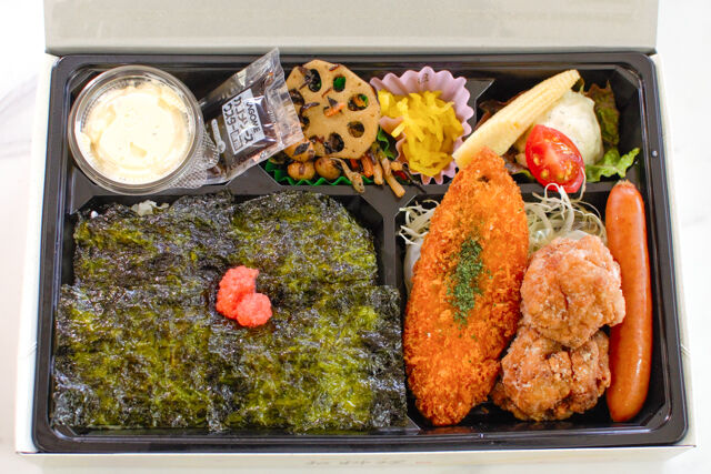 匠の料理庵ヴァルハラ-【千料箱】たるたる付サーモンフライと桜姫鶏もも肉の特製唐揚げ「たまから」の韓国海苔弁当