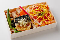 味噌と生姜と米-いくら鮭ちらし寿司弁当 鶏肉の仙台赤味噌炙り焼き＆サバの塩焼き