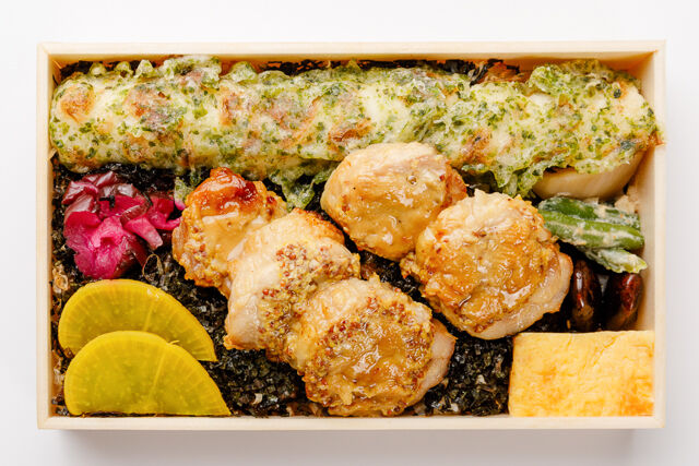 海苔弁 『鶏もも肉のハニーマスタードソース』〜7種類の副菜と一緒に〜