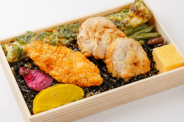 彩り豊かな海苔弁 鶏もも西京味噌炙り焼き＆白身魚フライ