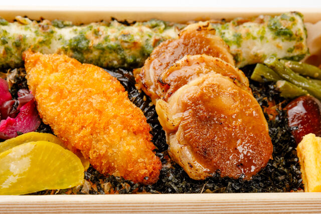 彩り豊かな海苔弁 鶏もも仙台赤味噌炙り焼き＆白身魚フライ