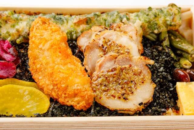 彩り豊かな海苔弁【肉と魚】 鶏もも白味噌マスタード焼き＆白身魚フライ