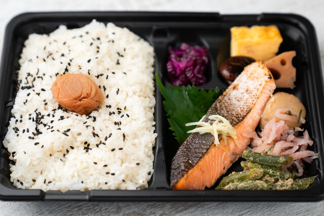 味噌と生姜と米-紀州南高梅弁当 銀鮭の塩焼き〜針生姜添え〜