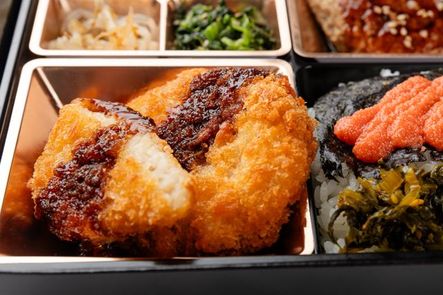 お弁当工房 たれ半-厚切りハムカツ、コロッケとやわらかハンバーグ高菜めんたいのり御膳