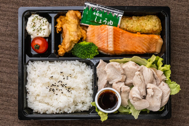 天然麹 鮭と肉-鶏胸肉の酒蒸しと鮭御膳