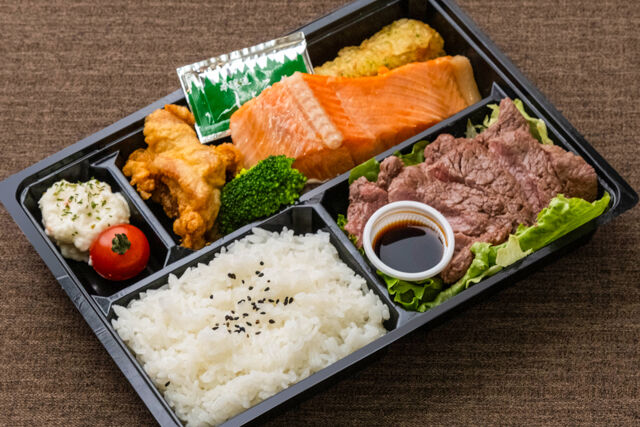 天然麹 鮭と肉-麹漬け焼き鮭と牛ロースステーキ御膳