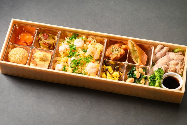 海老炒飯と蒸し鶏の彩弁当