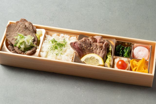 天然麹 鮭と肉-贅沢肉御膳 ・厳選ネギ塩牛タンと牛サーロインステーキ御膳