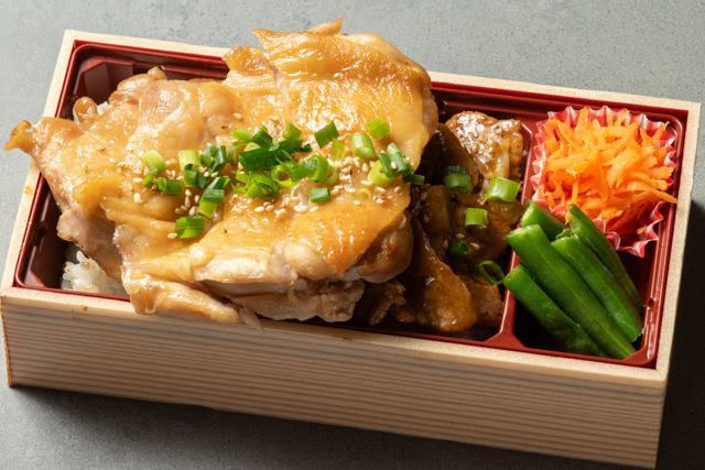 天然麹 鮭と肉-札内鶏の照り焼きと十勝ブランドポークの匠の黄金タレ焼き重