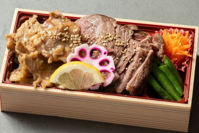 天然麹 鮭と肉-厳選牛ロースステーキと十勝ブランドポークの匠の黄金タレ焼き重