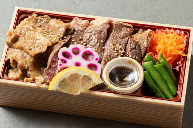 厳選牛ロースステーキと十勝ブランドポークの匠の黄金タレ焼き重