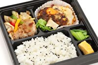 手づくり惣菜のミツバチ-自家製チーズハンバーグと回鍋肉のダブルメイン弁当