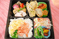 手づくり惣菜のミツバチ-鮭ほぐし飯の和食幕の内弁当