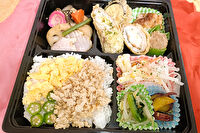 手づくり惣菜のミツバチ-出汁鶏そぼろ飯の和食幕の内弁当
