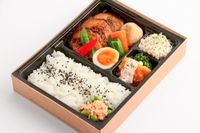 神楽饗-夏野菜と柔らか煮豚の黒胡椒焼き弁当