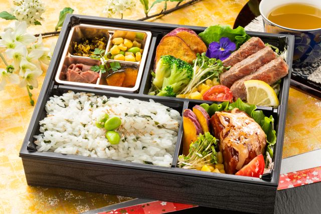 善〜特製牛ステーキ小とチーズハンバーグ〜（わかめご飯）
