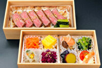 集いの食卓 おもてなし-黒毛和牛A5カルビステーキの二段重