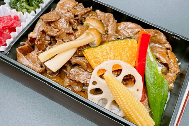 集いの食卓 おもてなし-厳選黒毛和牛の霜降りすき焼き重