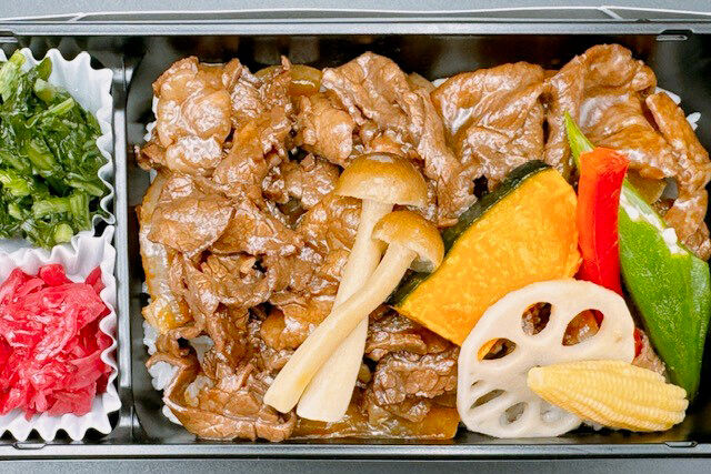集いの食卓 おもてなし-厳選黒毛和牛の霜降りすき焼き重