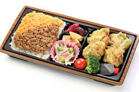 塚田農場おべんとラボ-日向夏ポン酢で食べるとり天と親子そぼろ弁当