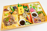 旬菜屋 司-【熨斗対応可】白身魚豆腐甘酢あんかけとすき焼きご飯の行楽彩り幕の内弁当