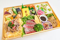 旬菜屋 司-和牛ステーキとすき焼きご飯の行楽彩り幕の内弁当