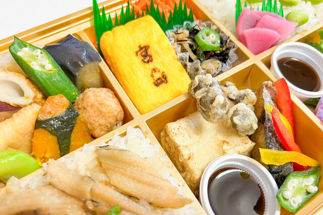 旬菜屋 司-【熨斗対応可】白身魚豆腐甘酢あんかけと穴子ご飯の行楽彩り幕の内弁当
