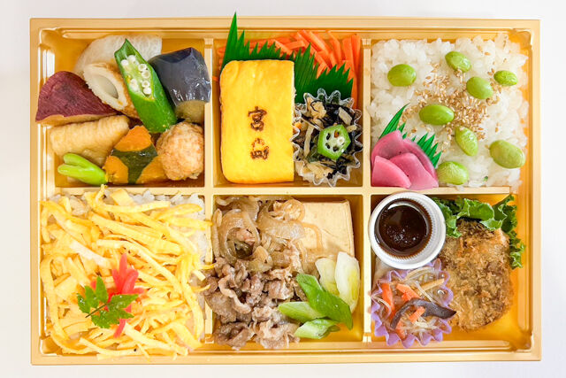 旬菜屋 司-【熨斗対応可】すき焼きと五目寿司ご飯の行楽彩り幕の内弁当