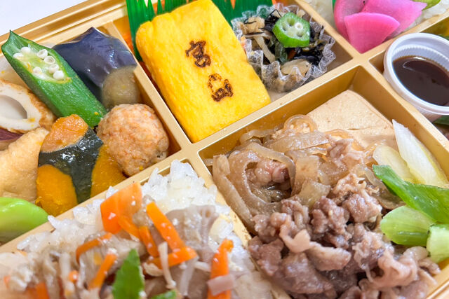 旬菜屋 司-【熨斗対応可】すき焼きと五目ご飯の行楽彩り幕の内弁当