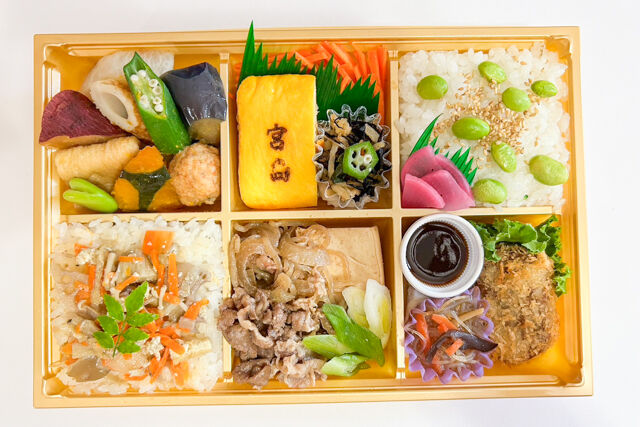旬菜屋 司-【熨斗対応可】すき焼きと五目ご飯の行楽彩り幕の内弁当