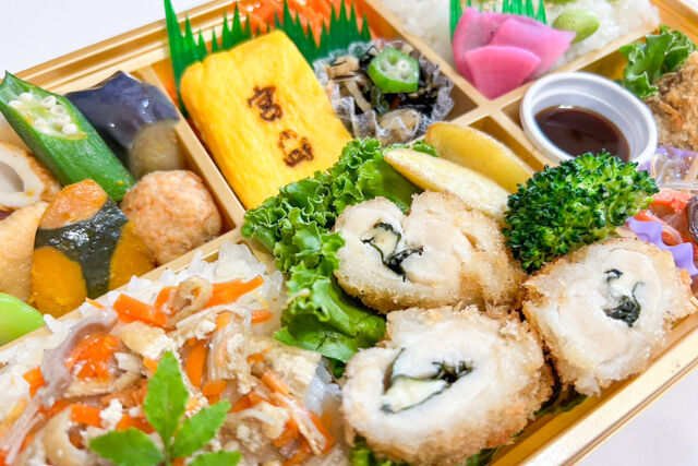 旬菜屋 司-【熨斗対応可】鶏チーズフライと五目ご飯の行楽彩り幕の内弁当