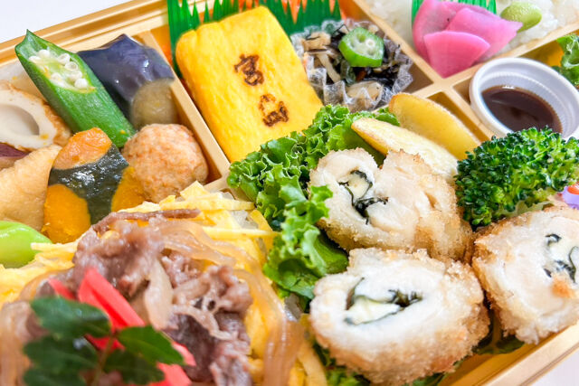 旬菜屋 司-【熨斗対応可】鶏チーズフライとすき焼きご飯の行楽彩り幕の内弁当