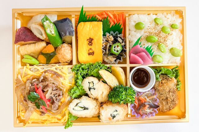 旬菜屋 司-【熨斗対応可】鶏チーズフライとすき焼きご飯の行楽彩り幕の内弁当