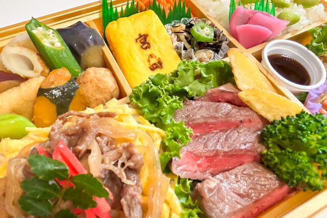 旬菜屋 司-【熨斗対応可】牛ステーキとすき焼きご飯の行楽彩り幕の内弁当