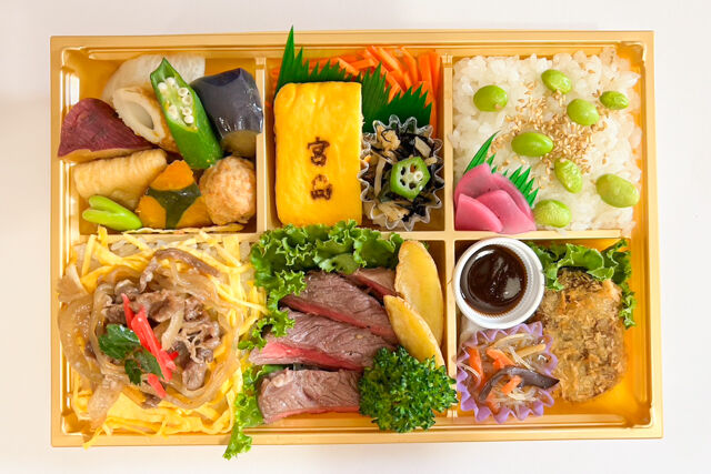 旬菜屋 司-【熨斗対応可】牛ステーキとすき焼きご飯の行楽彩り幕の内弁当
