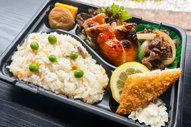 牛焼肉と鶏照り焼き、おこわ弁当